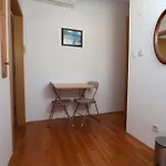 Simple Beach Apartment -No Parking