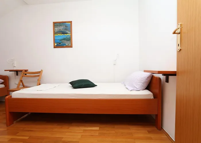 Simple Beach Apartment -No Parking